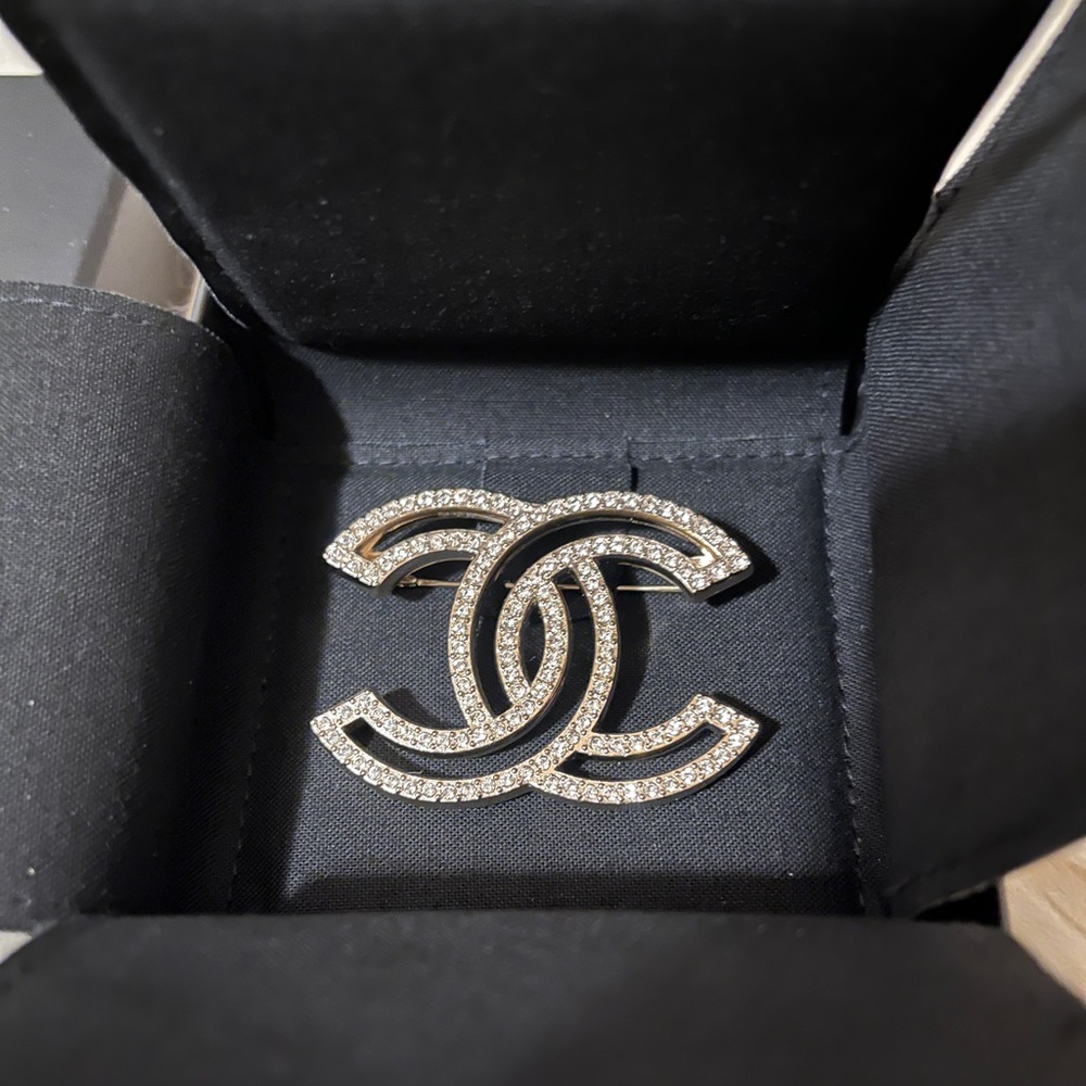 💕CHANEL Crystal CC Brooch Light Gold